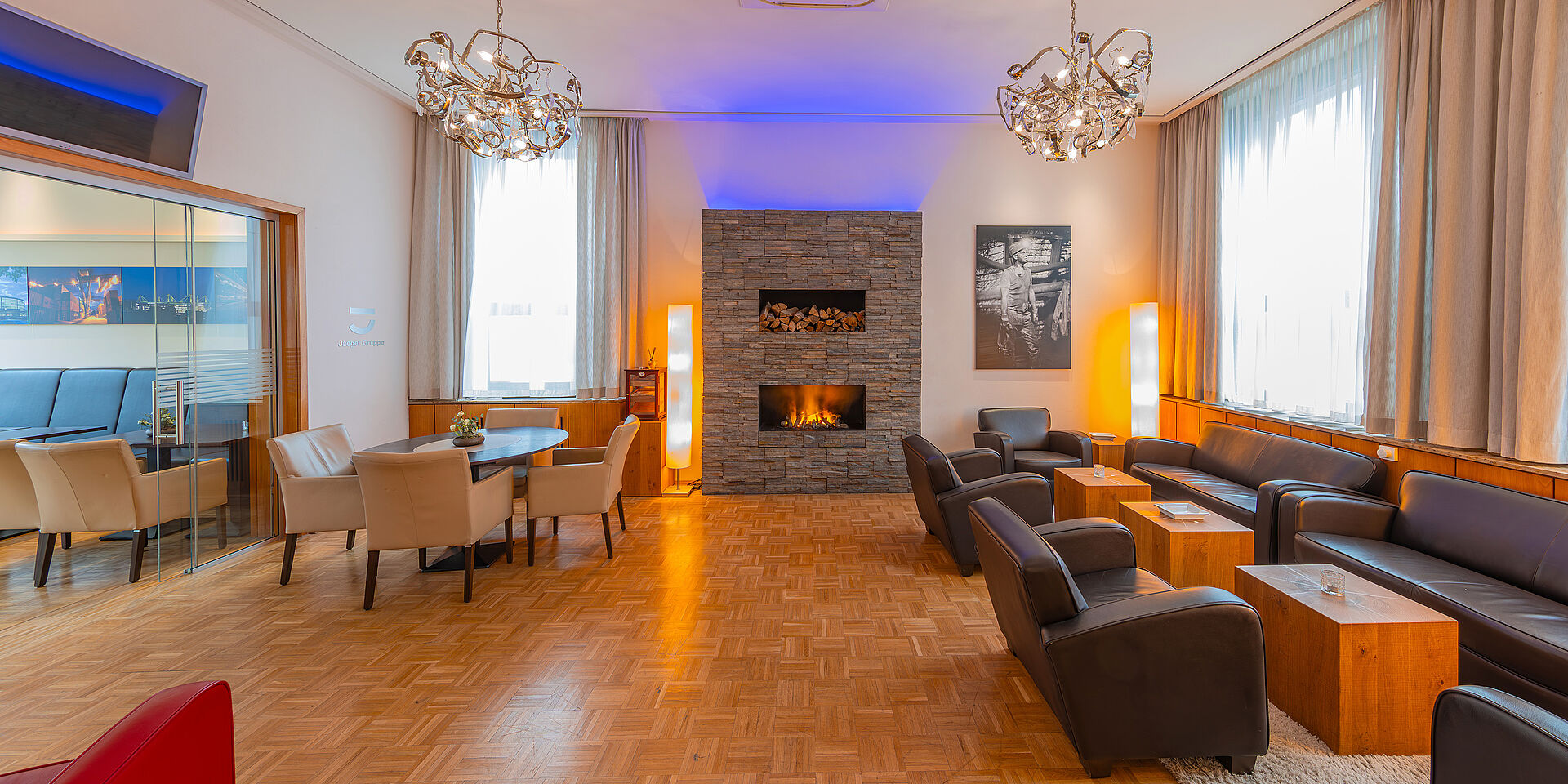 Lounge Sessel vor einem Kamin - Jägerlounge