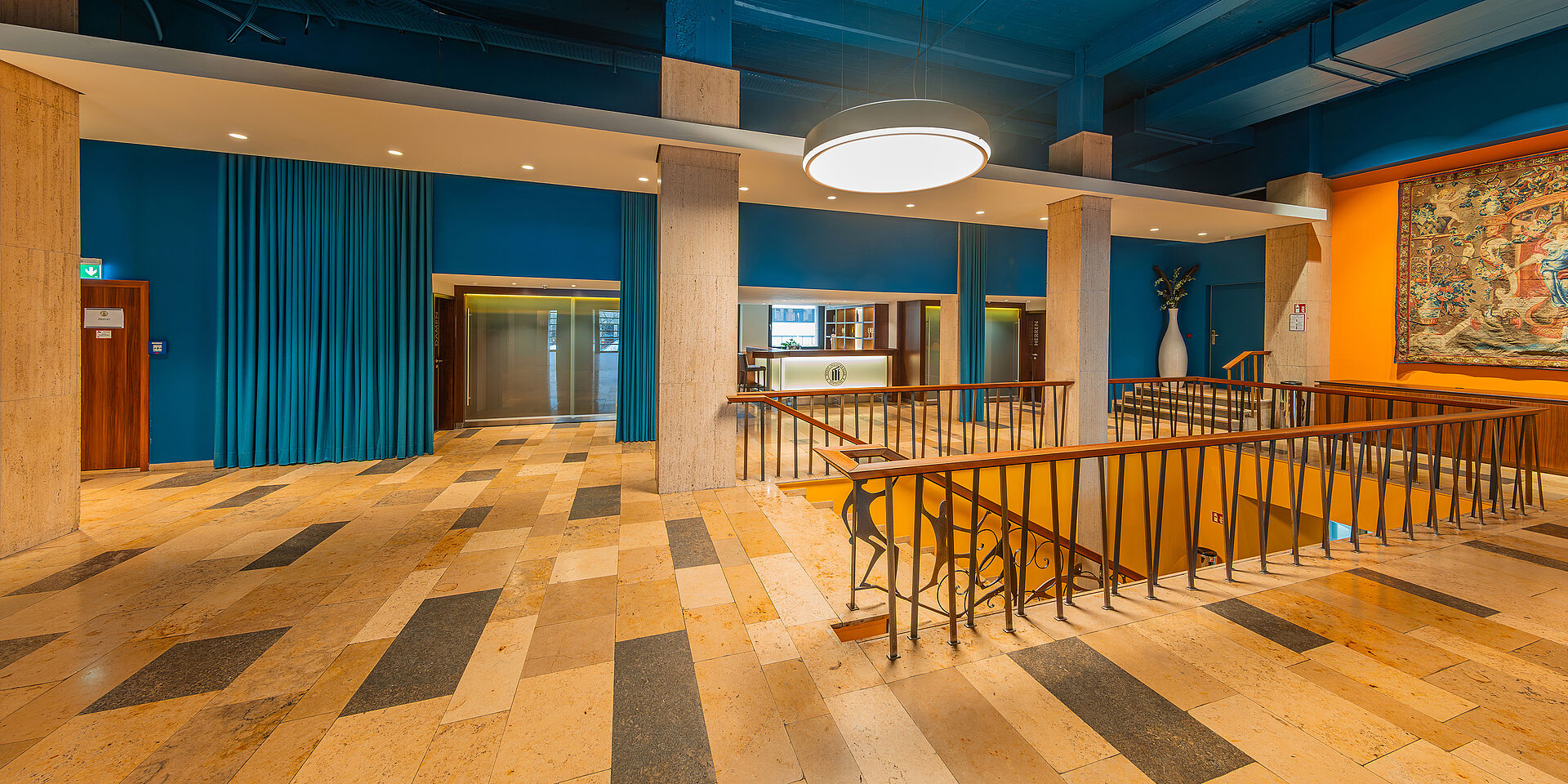 Foyer mit Bar und einer Treppe nach unten