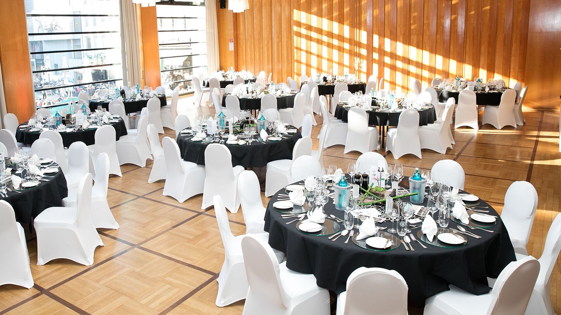 Gedeckte Tische im WIK Festsaal