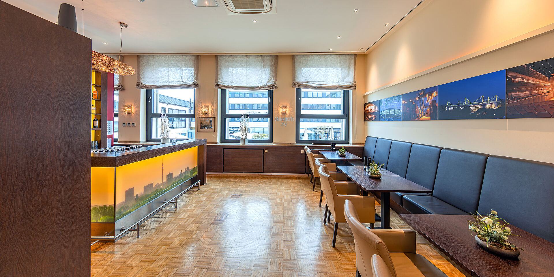 Die Bar und Sitzmöglichkeiten in der Brinkhoffs Lounge