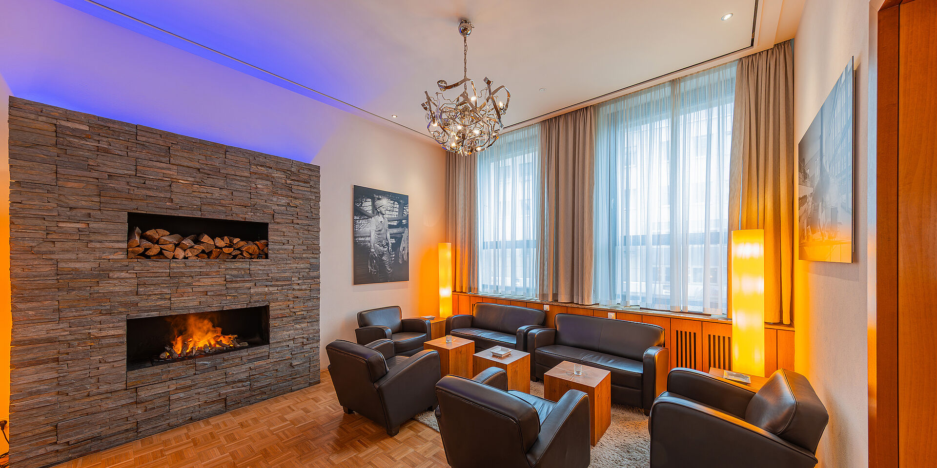Lounge Sessel neben einem Kamin in der WIK Jäger Lounge