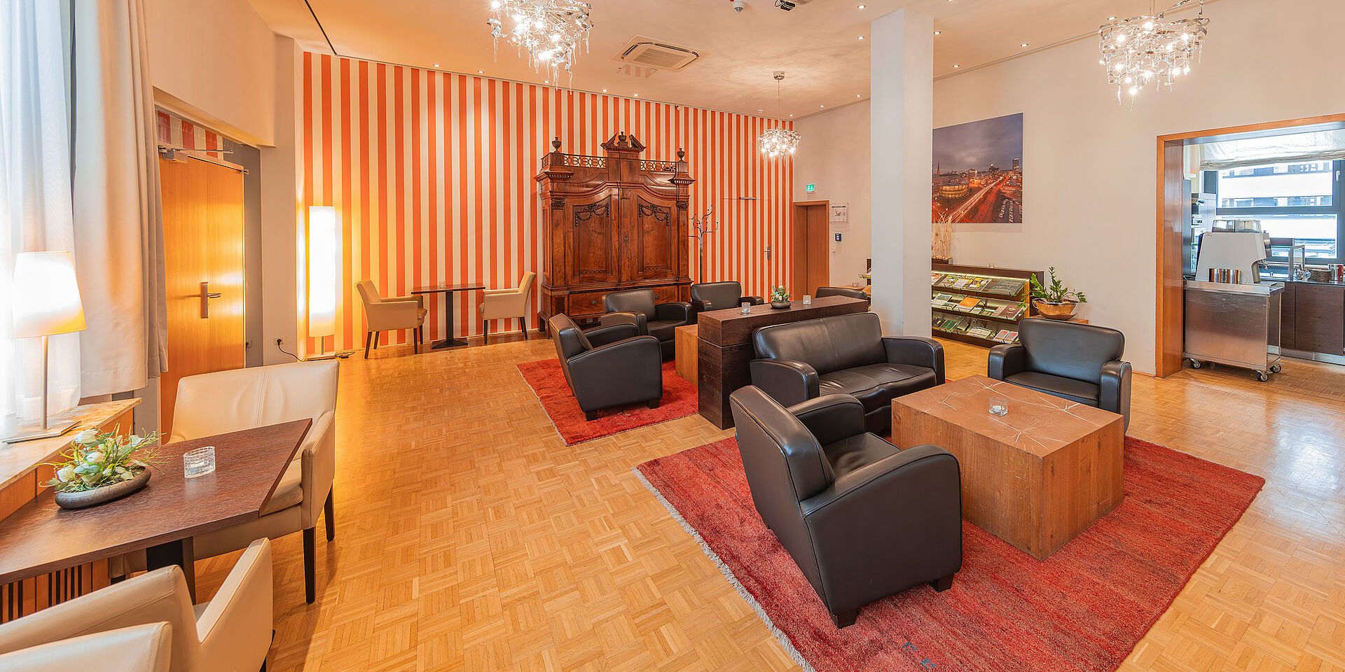 Loungemöbel und ein stilvolles Ambiente in der Miebach Lounge